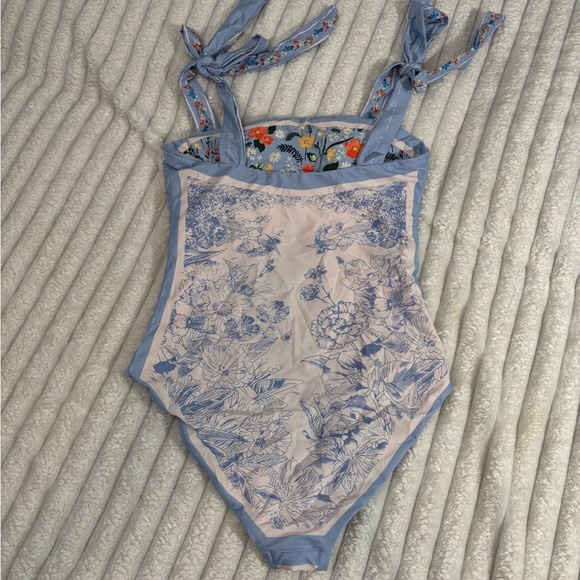 Floral and Botanical Print One Piece Swimsuit
REVERSIBLE - Picture 10 of 12